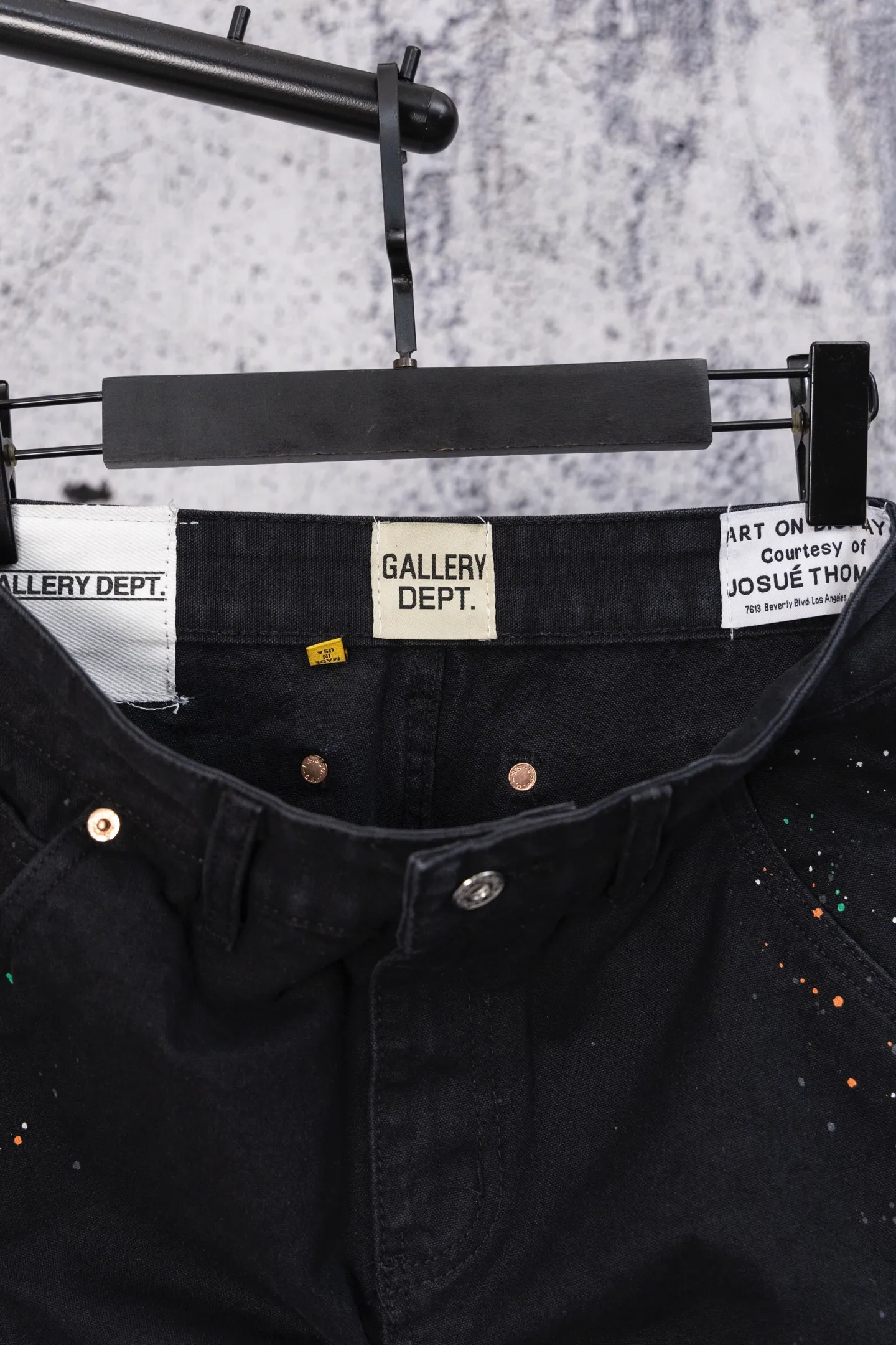 💰230 GALLERY DEPT.25ss new style splash-ink patchwork jeans, bootcut trousers, denim + splash-ink, full of artistic sense! The trouser legs are spliced ​​with denim, creating a layered look, and the words "GALLERY DEPT." are super recognizable✨. High-density denim, wear-resistant and comfortable, perfect for daily wear or street style. Inspired by the classic elements of Helmut Lang, splashing ink is full of three-dimensionality. Pair it with simple tops or HL items to easily get a sense of avant-garde fashion! Gallery Dept. targets the global fashion pioneer group aged 18-35 and positions itself as a "high street art trendy brand". Its core competitiveness lies in: • Cultural symbol output: Through endorsements from stars such as Virgil Abloh, Jennie, and Justin Bieber, it strengthens the brand's benchmark status in the hip-hop and fashion circles. Size: 28-36 Color: black